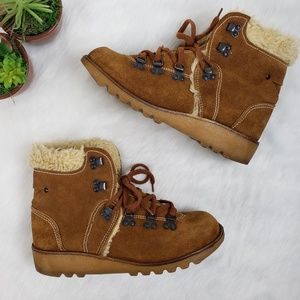 Trackers moccasin fur lined lace up booties sz 8